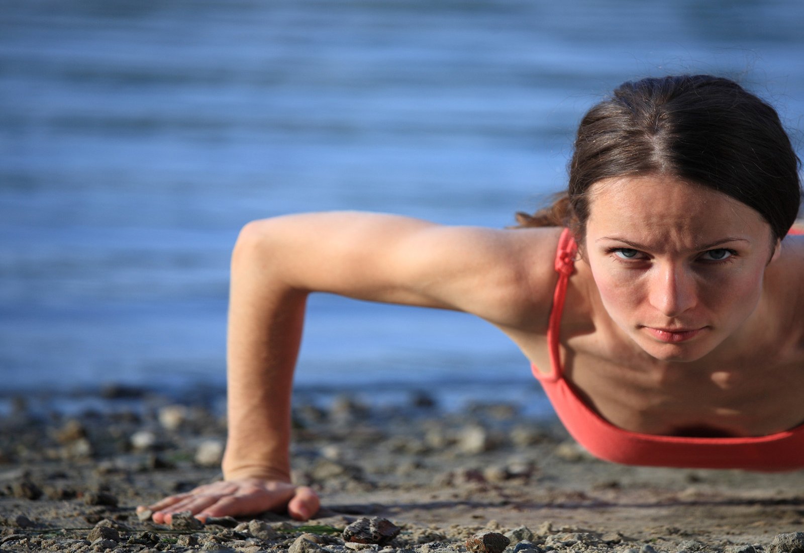 A female hockey player performing bodyweight exercises.